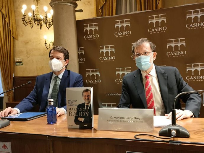 Mariano Rajoy (d) en la presentación de su libro en Salamanca, junto a Alfonso Fernández Mañueco (i).