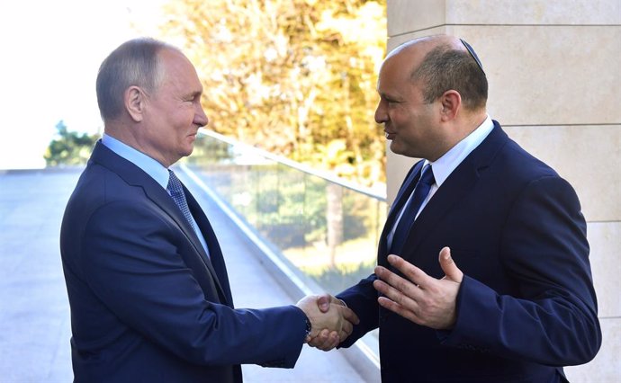 Archivo - HANDOUT - 22 October 2021, Russia, Moscow: Russina President Vladimir Putin (L) receives Israeli Prime Minister Naftali Bennett ahead of their joint meeting. Photo: -/Kremlin/dpa - ATTENTION: editorial use only and only if the credit mentioned