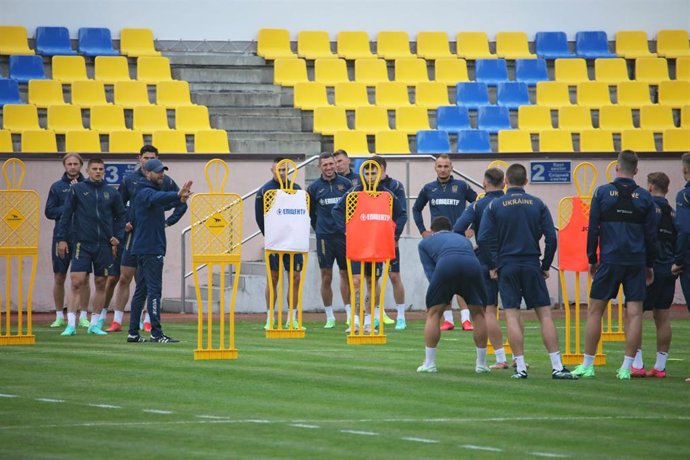 Archivo - Jugadores de la selección ucraniana de fútbol durante un entrenamiento