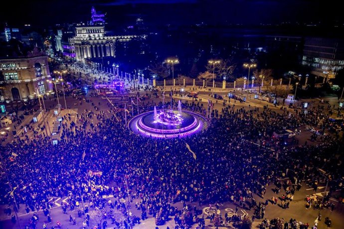 Panorámica de una manifestación por el 8M, Día Internacional de la Mujer, desde la plaza de Atocha hasta la de Colón, a 8 de marzo de 2022, en Madrid (España). Como cada año, la Comisión 8M sale a las calles de Madrid para celebrar el 8 de marzo, Día In
