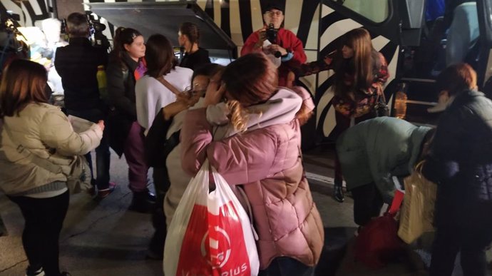 Dos chicas se abrazan tras la llegada del segundo bus de refugiados ucranianos a Valncia
