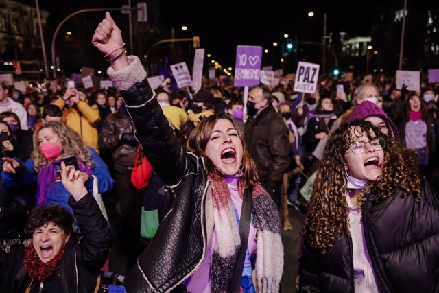 Un grupo de personas participa en una manifestación por el 8M, Día Internacional de la Mujer, desde la plaza de Atocha hasta la de Colón