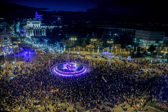 Panorámica de una manifestación por el 8M, Día Internacional de la Mujer, desde la plaza de Atocha hasta la de Colón, a 8 de marzo de 2022, en Madrid