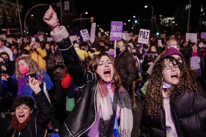 Un grupo de personas participa en una manifestación por el 8M, Día Internacional de la Mujer, desde la plaza de Atocha hasta la de Colón, a 8 de marzo de 2022, en Madrid (España). Como cada año, la Comisión 8M sale a las calles de Madrid para celebrar e