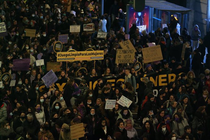 Un grupo de personas participa en una manifestación por el 8M, Día Internacional de la Mujer, desde la Gran Vía hasta la Plaza de España, a 8 de marzo de 2022, en Madrid  (España). Como cada año, las calles de Madrid se llenan de personas para celebrar 