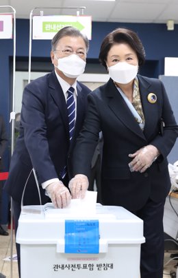 04 March 2022, South Korea, Seoul: South Korean President Moon Jae-in (L) and first lady Kim Jung-sook cast their ballots at a polling station, the first day of two-day early voting for the 09 March presidential election. Photo: -/YNA/dpa