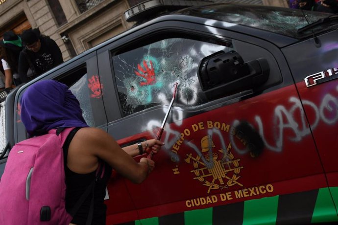 Archivo - 08 March 2020, Mexico, Mexico City: A woman smashes car window during clashes following a demonstration held on the occasion of the International Women's Day. Photo: Karen Melo/NOTIMEX/dpa