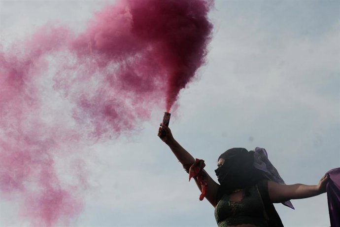 Archivo - Una mujer enmascarada mexicana en una manifestación en México