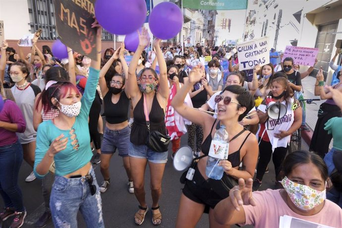 Archivo - 08 March 2021, Argentina, Corrientes: Women take part in a rally held on the occasion of the International Women's Day. Photo: German Pomar/telam/dpa