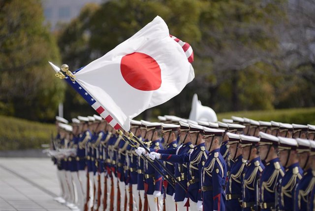 Archivo - Una bandera japonesa y una bandera de Estados Unidos en Tokio