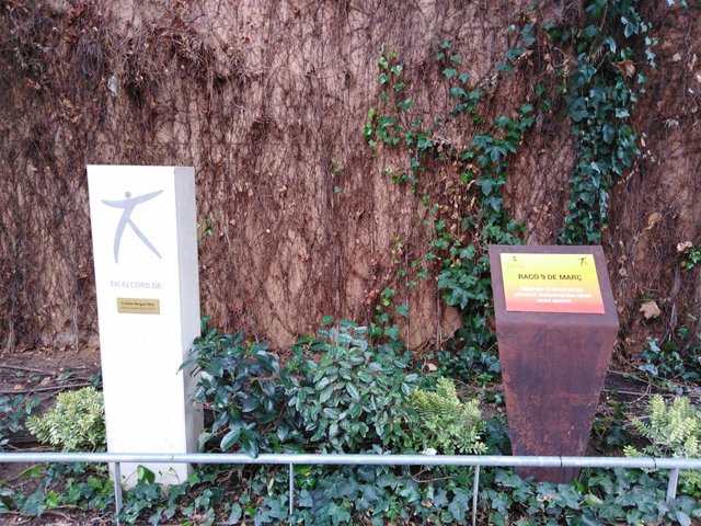 Imatge del monòlit en honor als desapareguts sense causa aparent a Cornellà de Llobregat (Barcelona)