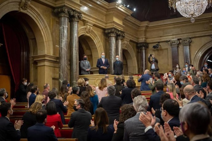 El pleno del Parlament recibe con uan ovación al cónsul general de Ucrania en Barcelona, a 9 de marzo de 2022