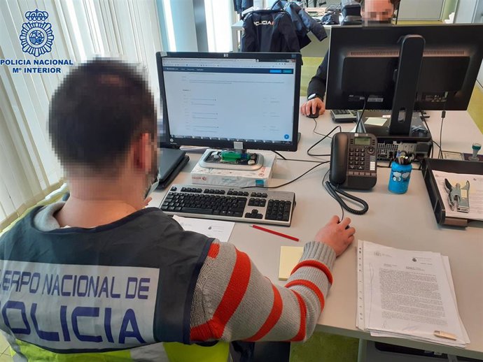 La Policía Nacional ha identificado a los autores de una estafa que realizó cargos fraudulentos por valor de 1900 euros a un ciudadano de Logroño tras sufrir el robo de sus credenciales bancarias por SMS