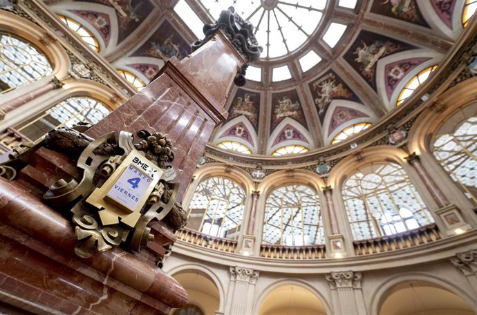 El calendario del Palacio de la Bolsa a 4 de marzo de 2022, en Madrid (España). 