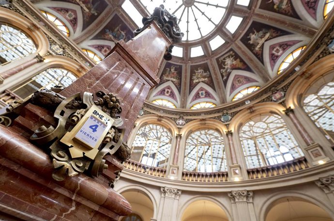 El calendario del Palacio de la Bolsa a 4 de marzo de 2022, en Madrid (España). 