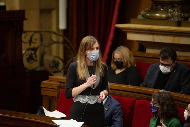 La consellera de Acción Exterior y  Gobierno Abierto de la Generalitat, Victòria Alsina, en el pleno del Parlament