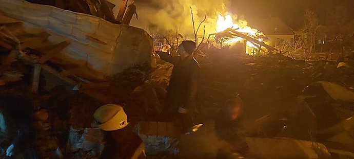 Operació de rescat i extinció d'incendis després d'un atac aeri rus
