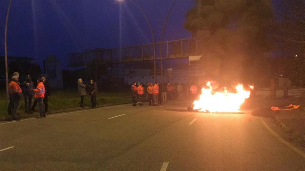 Barricada de neumáticos incendiados a la entrada de la factoría avilesina de ArcelorMittal, en una nueva jornada de huelga