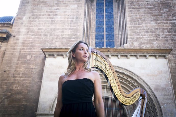 Archivo - La solista de arpa de la Orquesta de Valncia, Luisa Domingo.