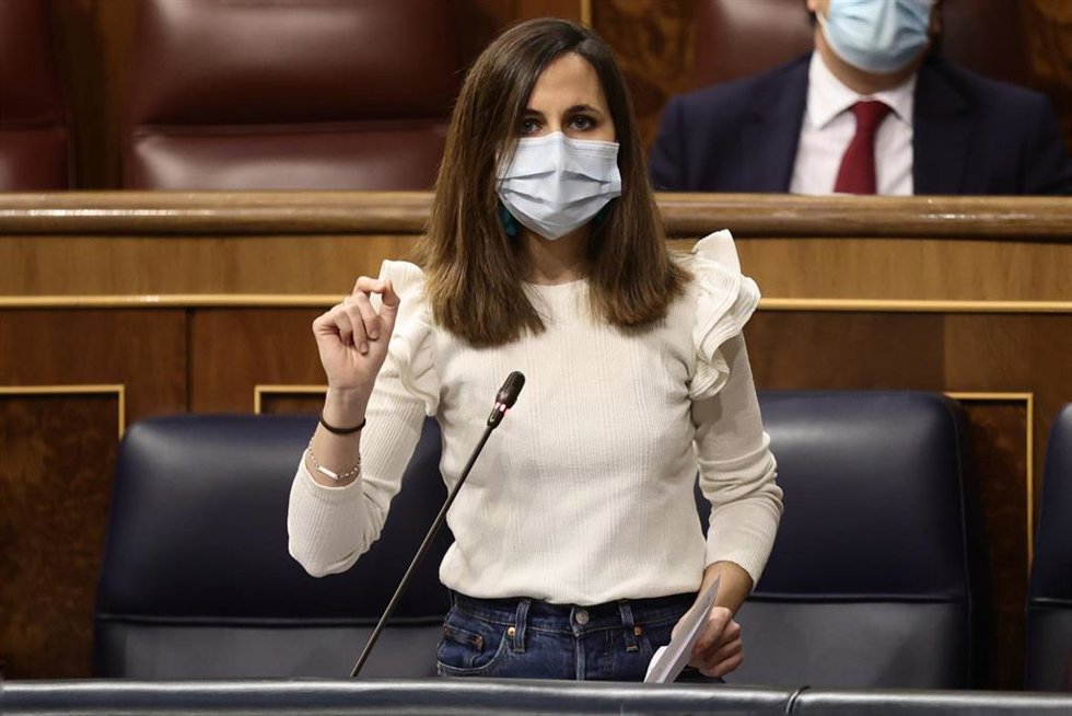 La ministra de Derechos Sociales y Agenda 2030, Ione Belarra, interviene en una sesión plenaria, en el Congreso de los Diputados, a 23 de febrero de 2022, en Madrid (España).