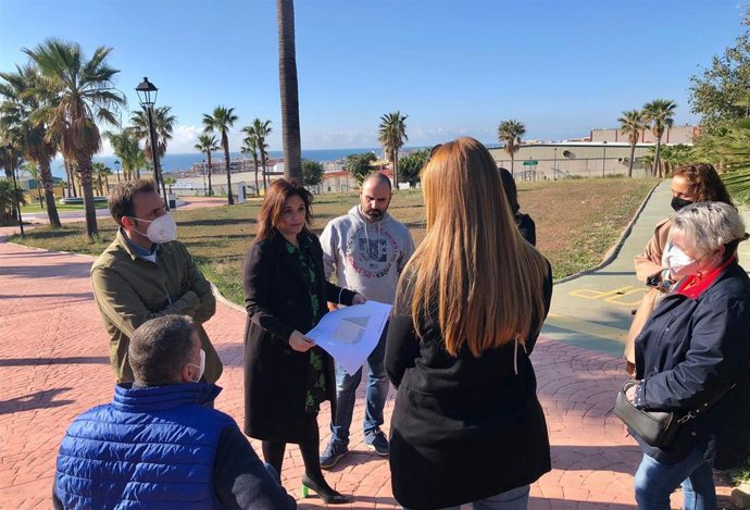 La alcaldesa de Torremolinos, Margarita del Cid, con el plano del futuro equipamiento deportivo que se prevé construir en el Pinillo