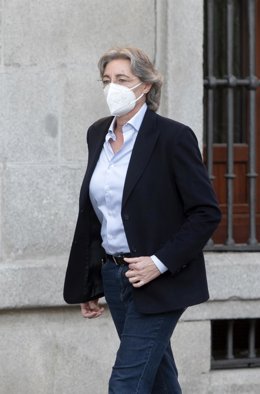 La concejala de Recupera Madrid, Marta Higueras, camina por las inmediaciones de la Casa de la Villa  