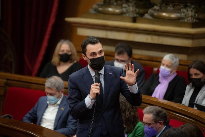 El conseller de Empresa y Trabajo de la Generalitat, Roger Torrent, en la sesión de control en el Parlament