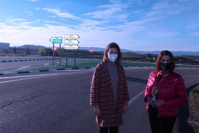 Emma Buj, junto a la concejal de Seguridad, Ana Oliván, en el lugar donde se construirá la rotonda.