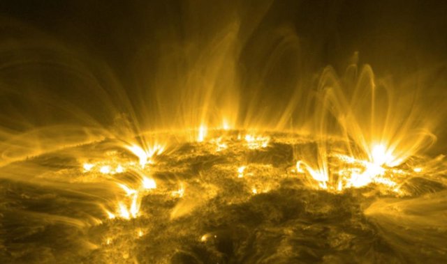 Los científicos creen que los puntos calientes de SGR 1830 probablemente se parecían a las bases de los bucles coronales que se ven con frecuencia en el Sol.