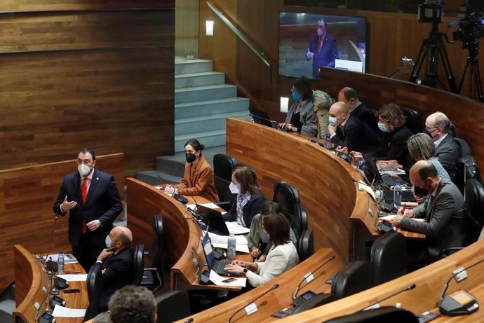 El presidente del Principado, Adrián Barbón, en el pleno de la Junta General.