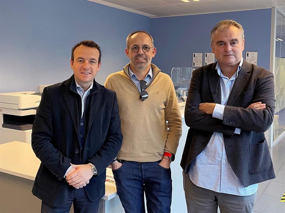 De izquierda a derecha, Carlos Iribarren, director de SEIDOR One, Sylvain Fauriel, presidente de Work Well y director de la nueva SEIDOR Work Well, y Alejandro Daniel, director general adjunto de SEIDOR