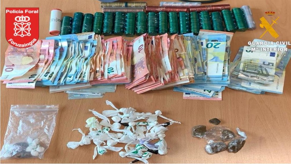 Droga y dinero incautados en el registro del establecimiento