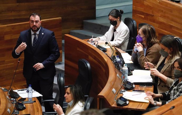 El presidente asturiano Adrián Barbón en el Pleno de la Junta.