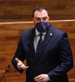 El presidente del Principado, Adrián Barbón, durante el pleno.