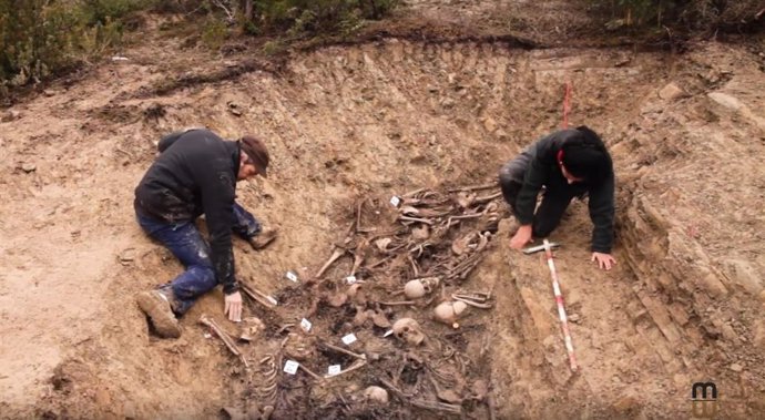 Trabajos de exhumación en la fosa de Olave
