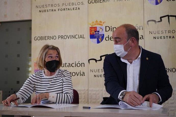 El presidente de la Diputación de Segovia, Miguel Angel de Vicente, y la presidenta de AFA Segovia, Isabel Miranda, firmando el convenio.