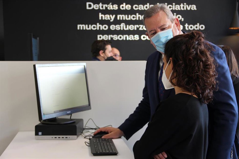El director general de la Agencia Tributaria de la Región de Murcia, Juan Marín, y la alcaldesa de Beniel, Mari Carmen Morales, en las nuevas oficinas.