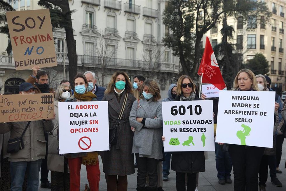 Archivo - Varias personas con pancartas en una concentración provida contra la penalización a quienes osbtaculicen el aborto, frente al Congreso de los Diputados