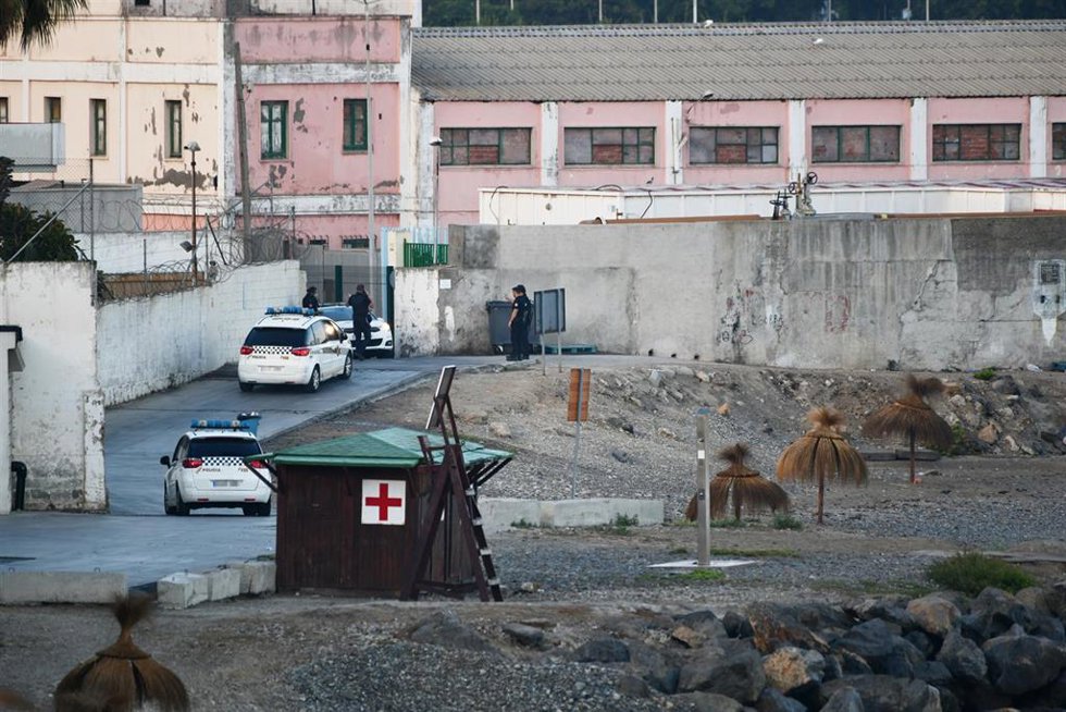 Archivo - Varios vehículos de la Guardia Civil, en el dispositivo policial desplegado en la zona portuaria de Ceuta para recoger a menores migrantes que se encuentran en situación de calle, a 1 de septiembre de 2021.