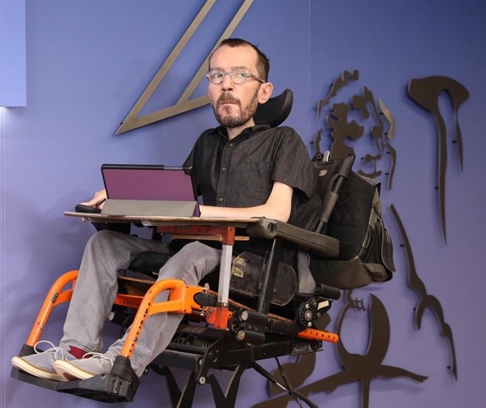 El portavoz de Unidas Podemos, Pablo Echenique, a su llegada a una rueda de prensa previa a una reunión de la Junta de Portavoces, en el Congreso de los Diputados, a 15 de febrero de 2022, en Madrid (España).