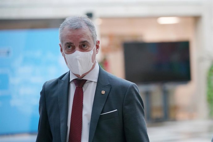 Archivo - El lehendakari Iñigo Urkullu y la consejera de Salud del País Vasco, Gotzone Sagardui, a su llegada a la reunión del Comité Asesor del Plan de Protección Civil de Euskadi (LABI) para adoptar nuevas medidas por el avance de la Ómicron, a 27 de 