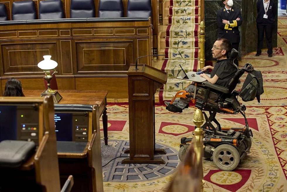 El portavoz de Unidas Podemos en el Congreso, Pablo Echenique, a su llegada a una sesión plenaria en el Congreso de los Diputados, a 15 de febrero de 2022, en Madrid (España).