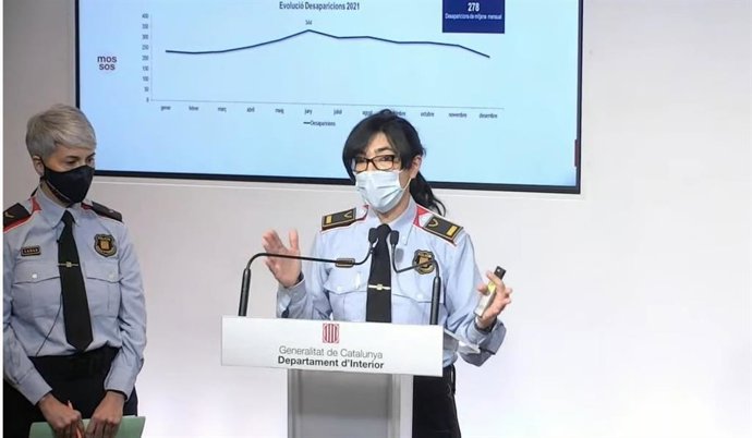 La portavoz de los Mossos d'Esquadra, la inspectora Montserrat Escudé, y la jefa de la Oficina de Atención de Familiares de Personas Desaparecidas, la cabo Laura Villanueva