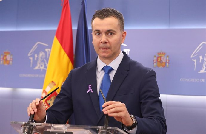 El portavoz del Grupo Socialista en el Congreso de los Diputados, Héctor Gómez, en una rueda de prensa posterior a una reunión de la Junta de Portavoces, en el Congreso de los Diputados, a 8 de marzo de 2022, en Madrid (España).