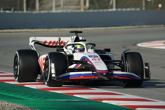 24 February 2022, Spain, Barcelona: German F1 driver Mick Schumacher of Team Haas F1 drives on the second day of the Formula One pre-season testing at the Circuit de Barcelona-Catalunya. Photo: Hasan Bratic/dpa