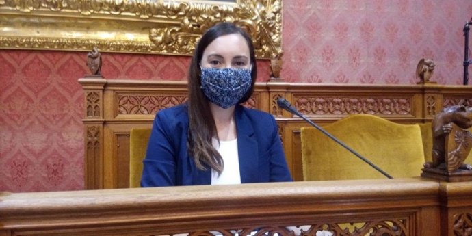 La portavoz de Cs en el Consell de Mallorca, Beatriz Camiña, en el pleno de la institución insular.