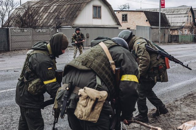 Diversos soldats de l'exèrcit ucraïnès col·loquen un filat.