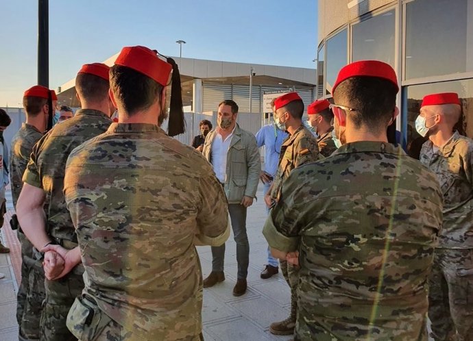 Archivo - El presidente de Vox, Santiago Abascal, con militares en Algeciras antes de viajar a Ceuta en mayo de 2021