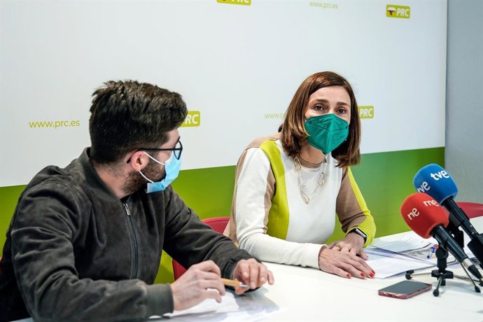El presidente de Juventudes Regionalistas, Luis Javier Casas, y la secretaria de Organización del PRC, Paula Fernández, presentan la jornada sobre el 'Pacto de Carmona'