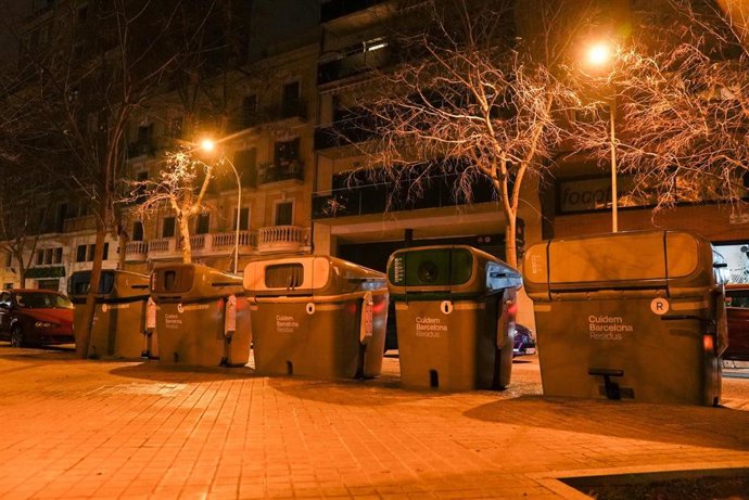 Barcelona ha iniciado la noche de este martes la renovación de los contenedores de la ciudad en el marco del nuevo contrato de limpieza.